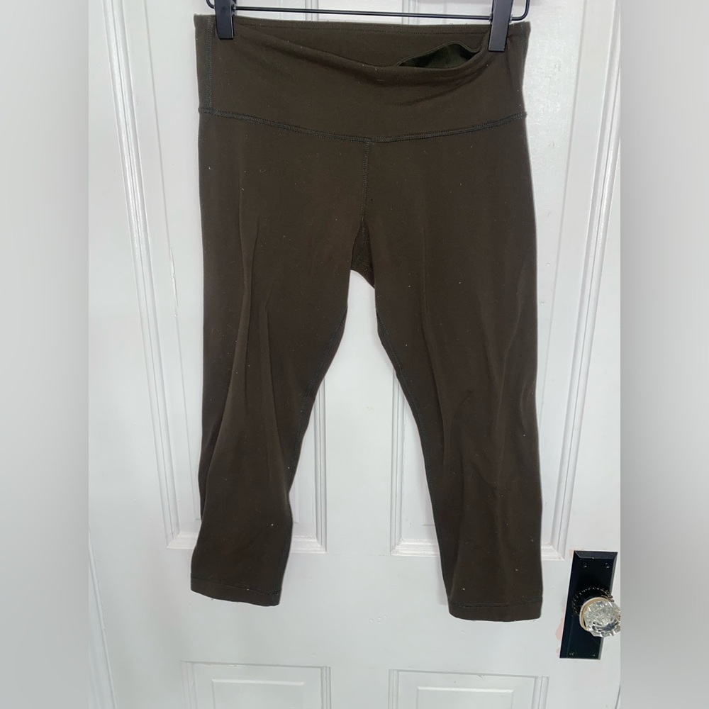 Lululemon 3/4 length brown leggings m. Almost an army green. Regular rise
